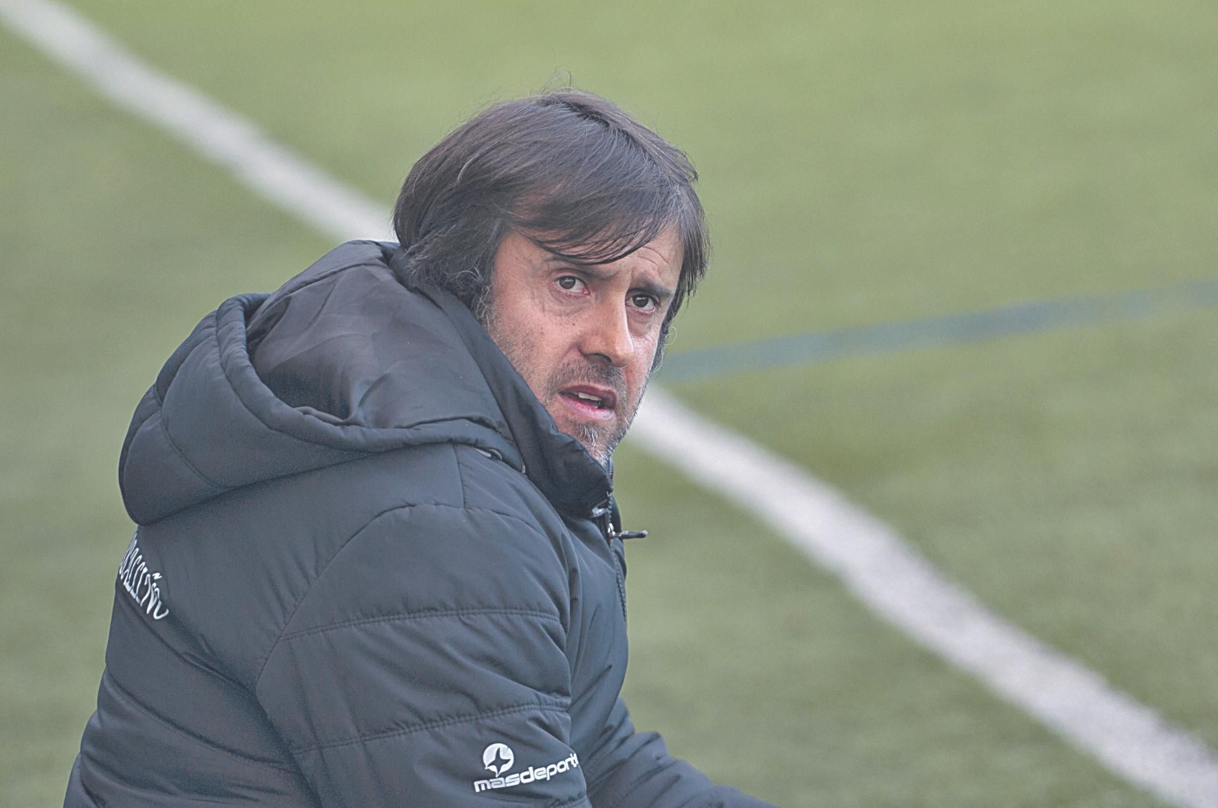 El entrenador carballiñés MIndo Surribas, durante el partido ante el Peroxa en O Marco. (MARTIÑO PINAL)