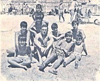 Los del flequillo son: Carlos Gómez Fernández, José Juan Herrero Ibáñez, Jano Outeiriño, José Oliver y sobre sus hombros, Coté Outeiriño y Gus Outeiriño. El de las gafas, Emilio Romero Fernández, y dos amigos de Madrid. Hablaban de fútbol, del Madrid, del Barcelona, del Orense.