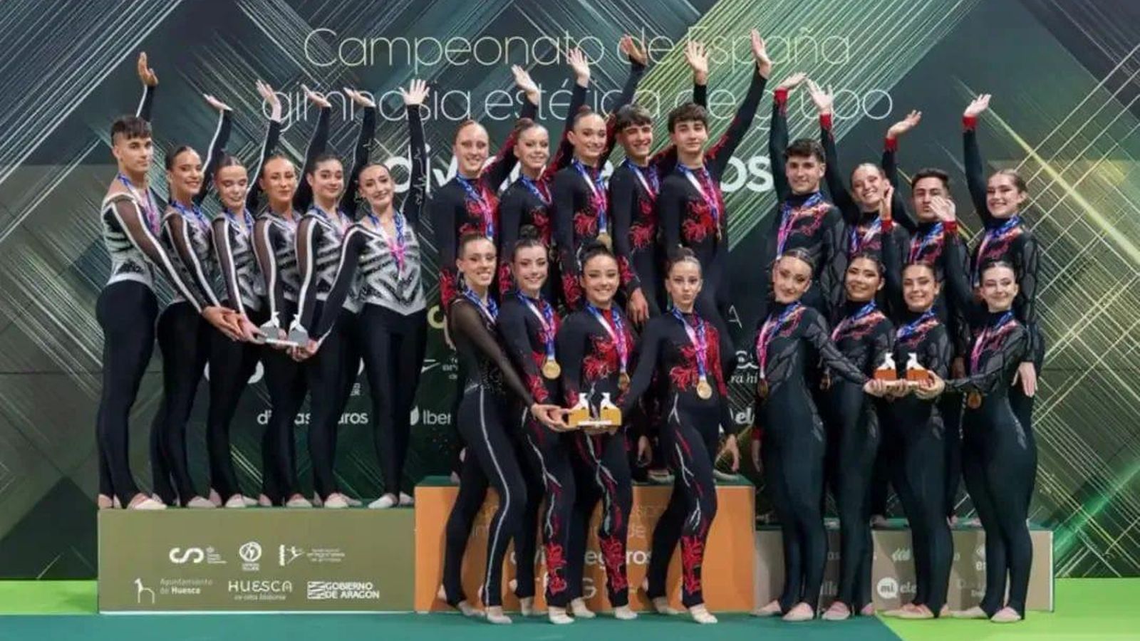Los integrantes del Ximnasia Pavillón en el podio del Campeonato de España de gimnasia estética.