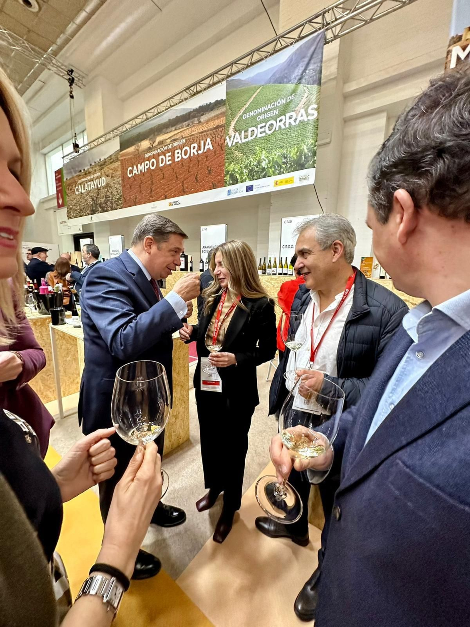 El ministro Planas y la presidenta de la DO, Lara Da Silva, en Barcelona.