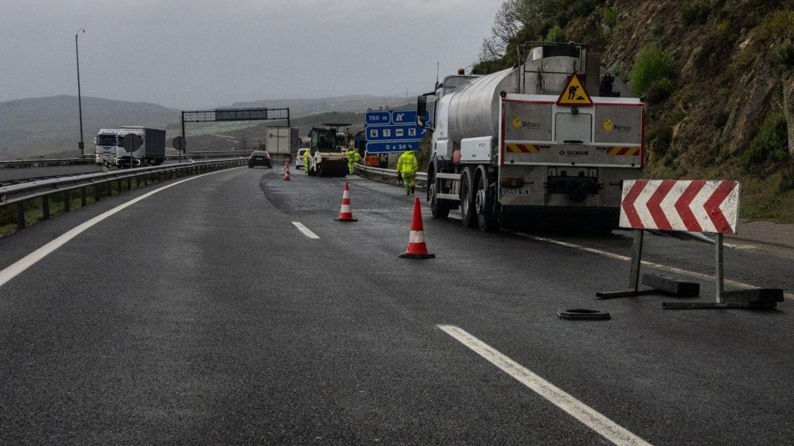 Las obras provocan un desvío de carril y otro mediante el sentido contrario en la entrada de la provincia