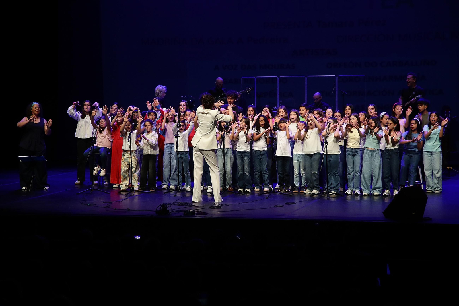 Decenas de niños participaron en el espectáculo.