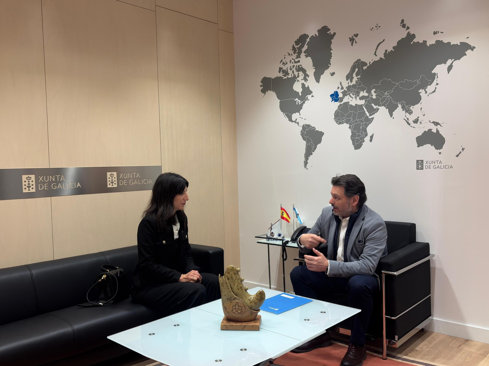 El secretario xeral da Emigraicón se reunió con la presidenta de la Irmandade Galega de Suiza