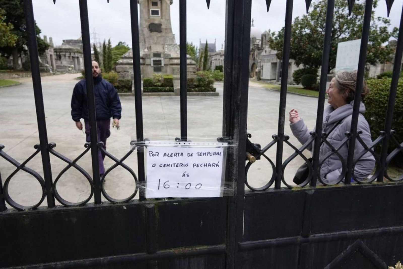 A las cuatro de la tarde, el Concello ordenó el cierre preventivo de todos los cementerios, incluido Pereiró.