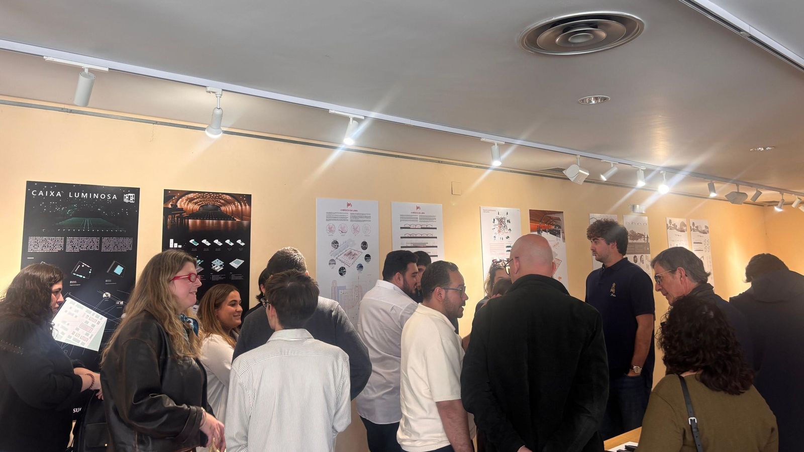 Vecinos, concelleiros y alumnos visitaron la exposición de los proyectos.