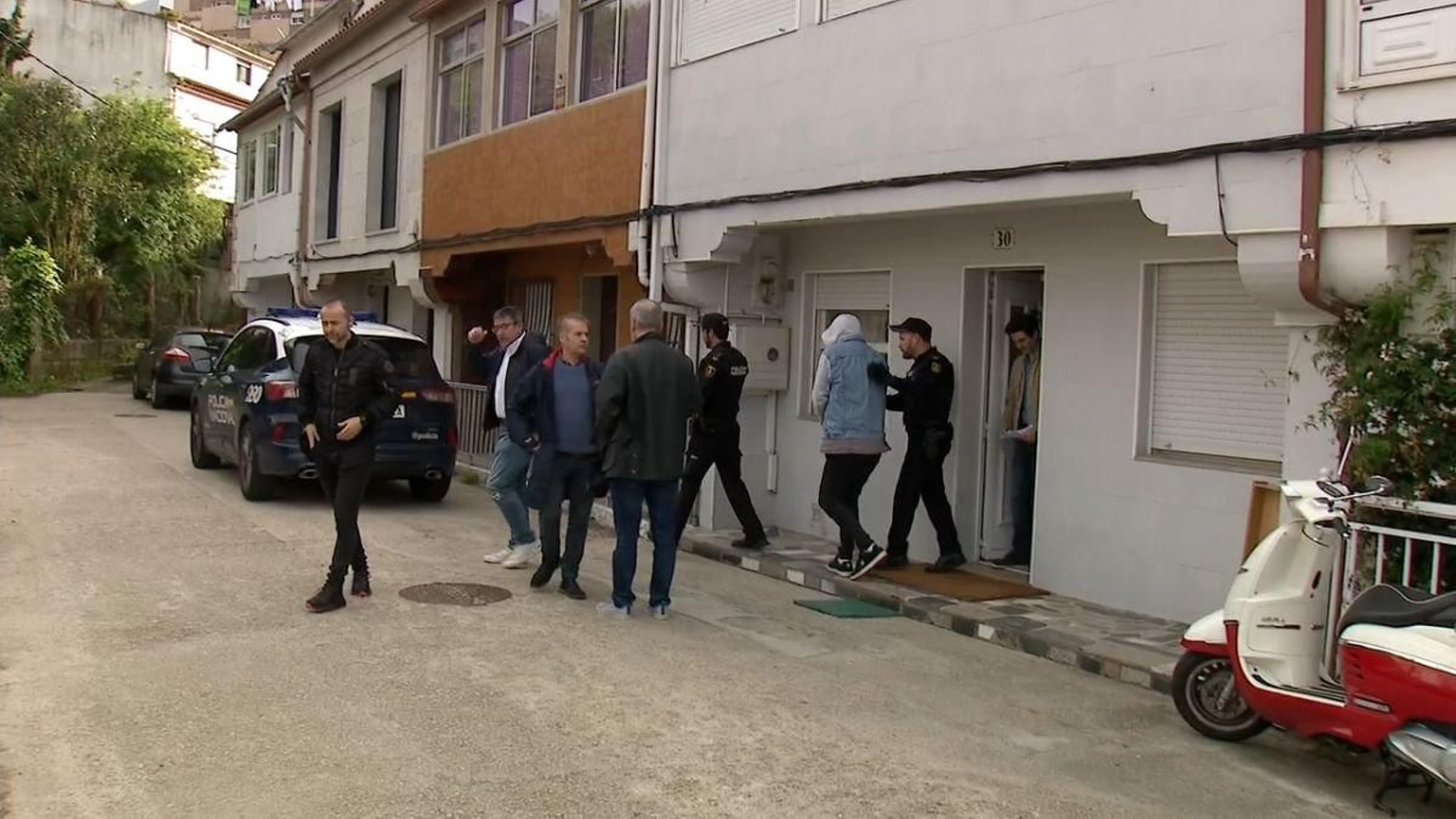 El detenido, con capucha, ayer por la tarde saliendo de la casa con la Policía, tras la reconstrucción.