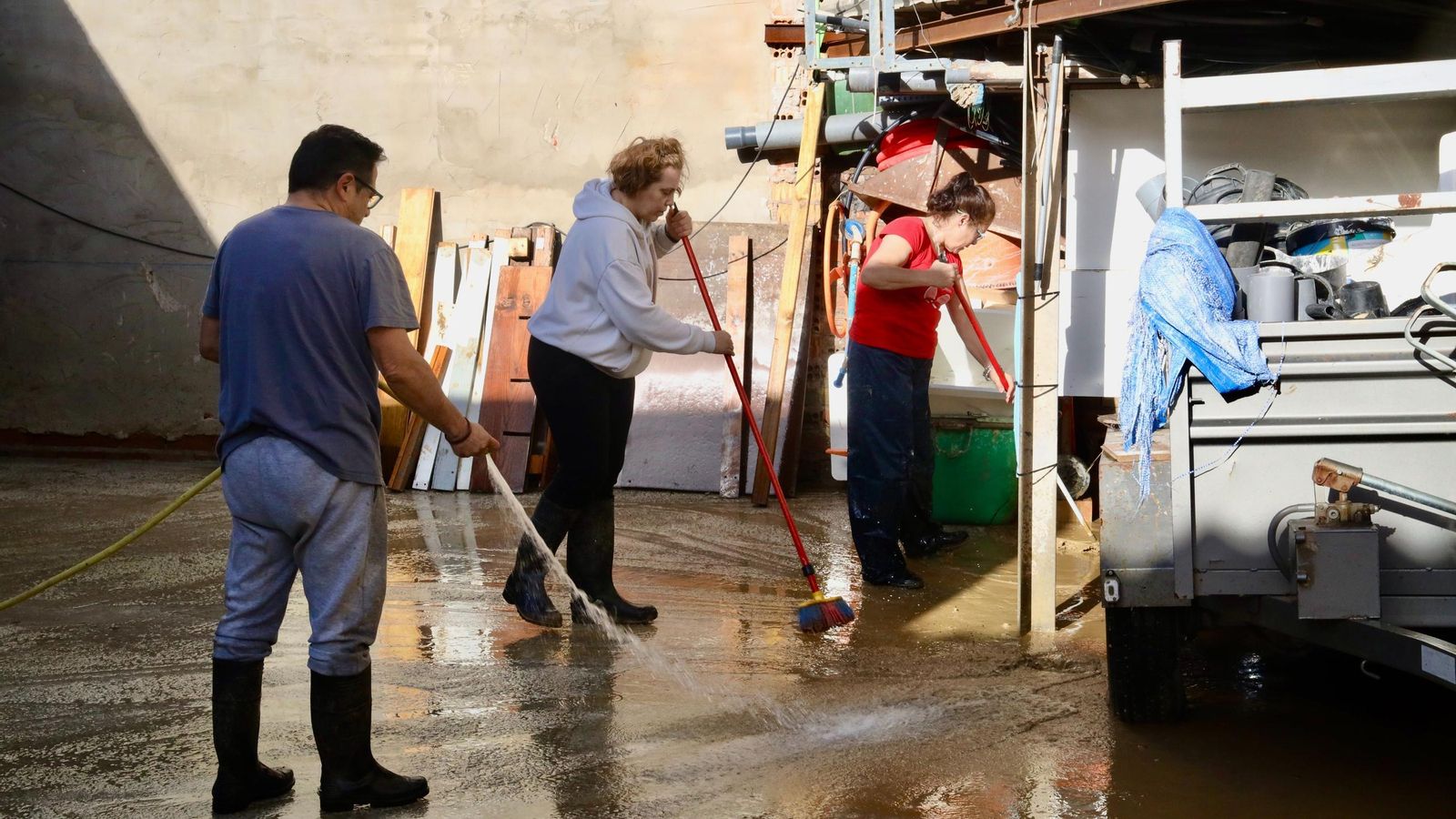Vecinos reparan los daños ocasionados por las lluvias de la borrasca "Francis"