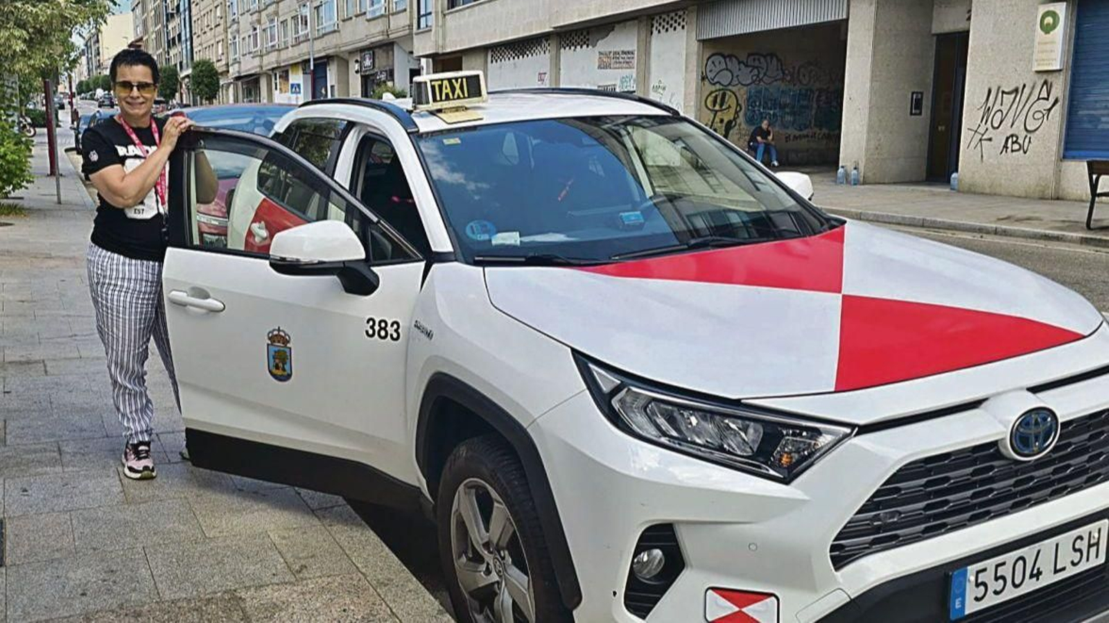 La taxista viguesa Beatriz Docampo posa junto a su taxi en el centro de Vigo.