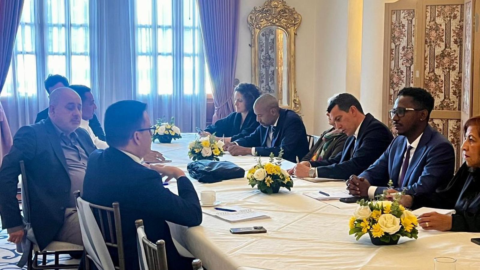 El conselleiro de Emprego durante uno de los encuentros