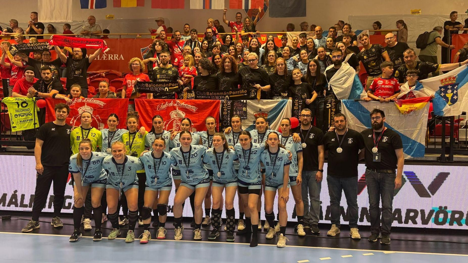 As xogadoras do Porriño, co medalla de prata e algo tristes, ó rematar o partido.