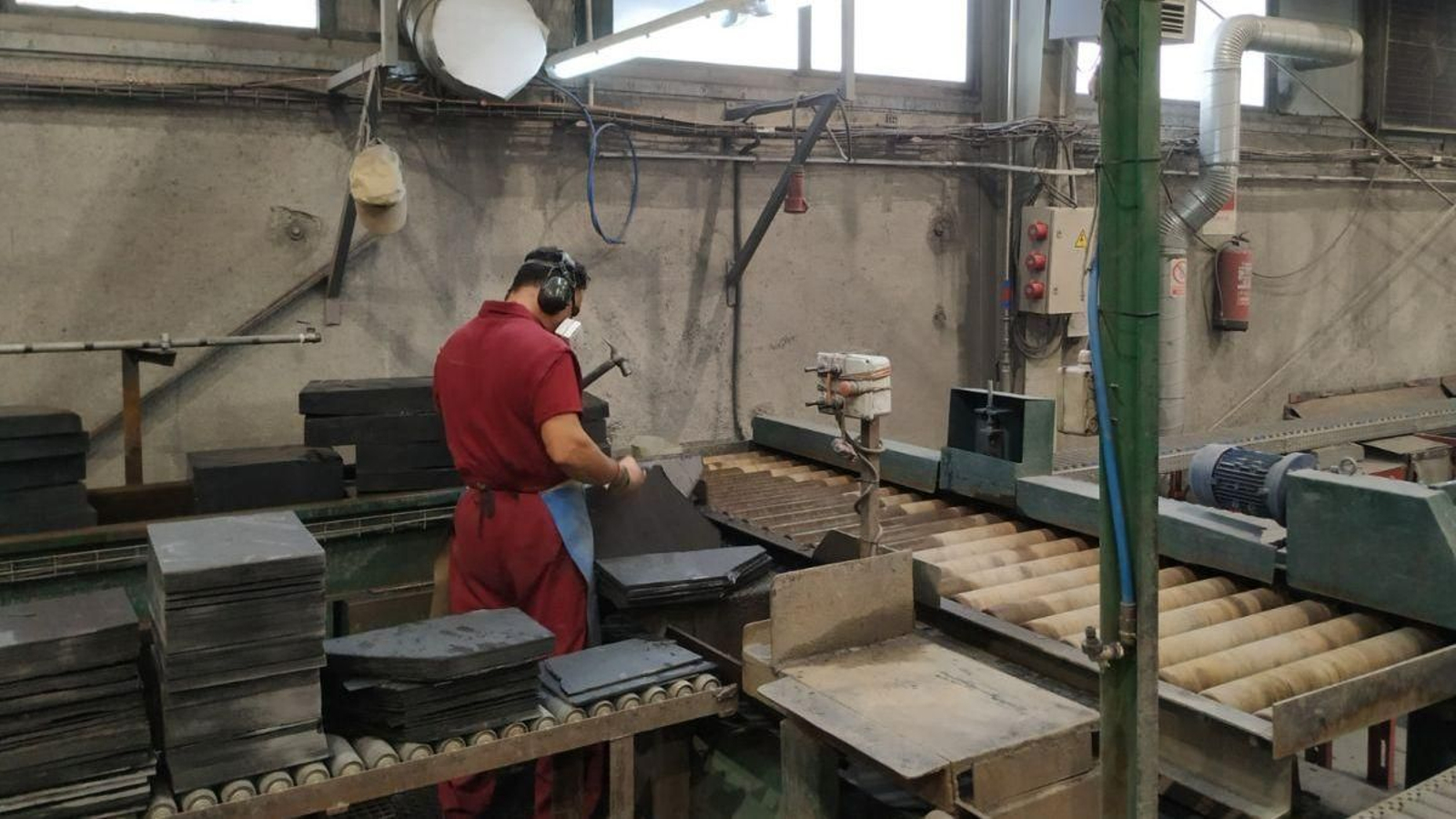 Trabajador de una empresa de producción de pizarra de Valdeorras.