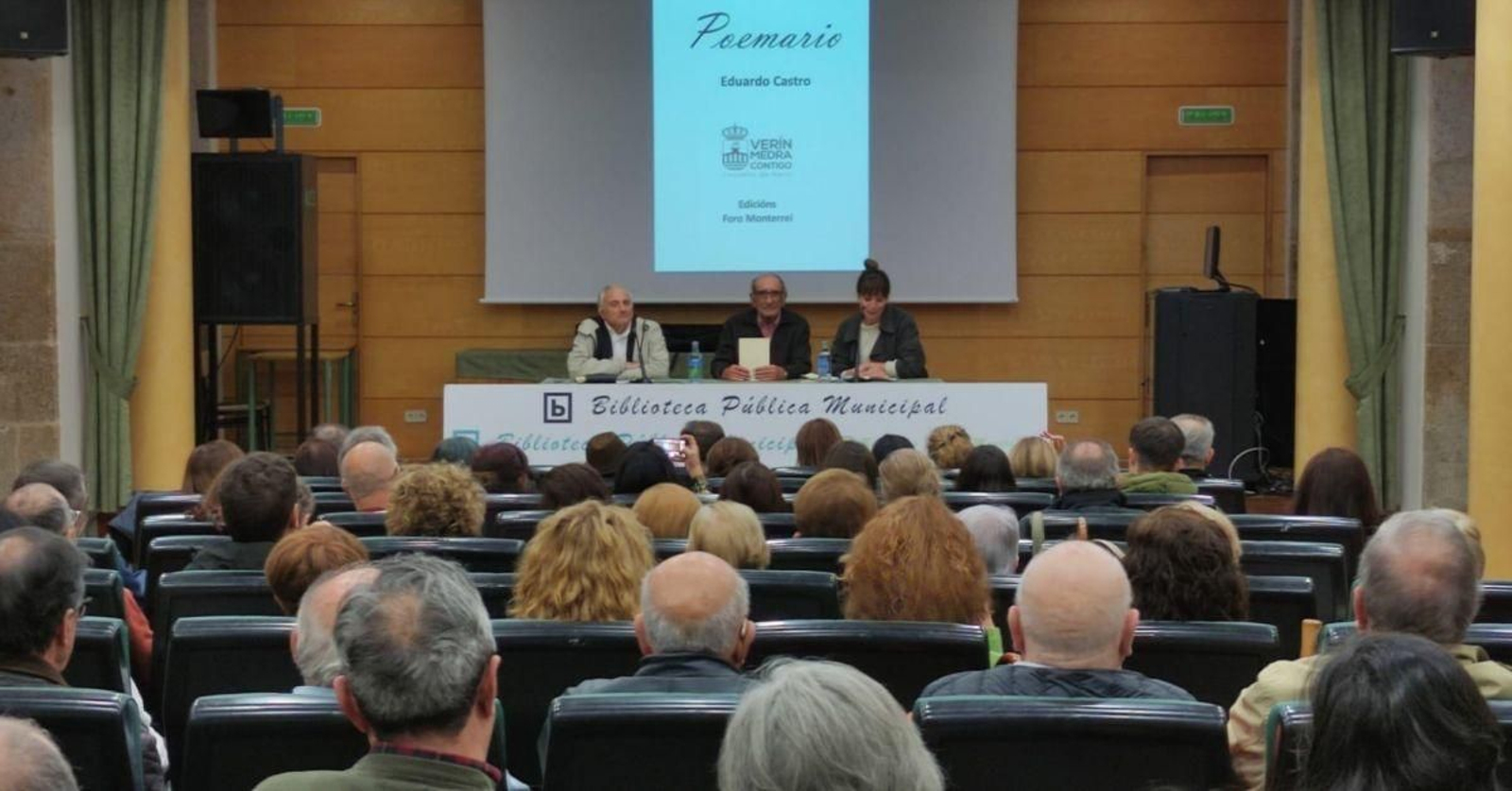 Asistentes al acto de presentación del libro de Eduardo Castro.