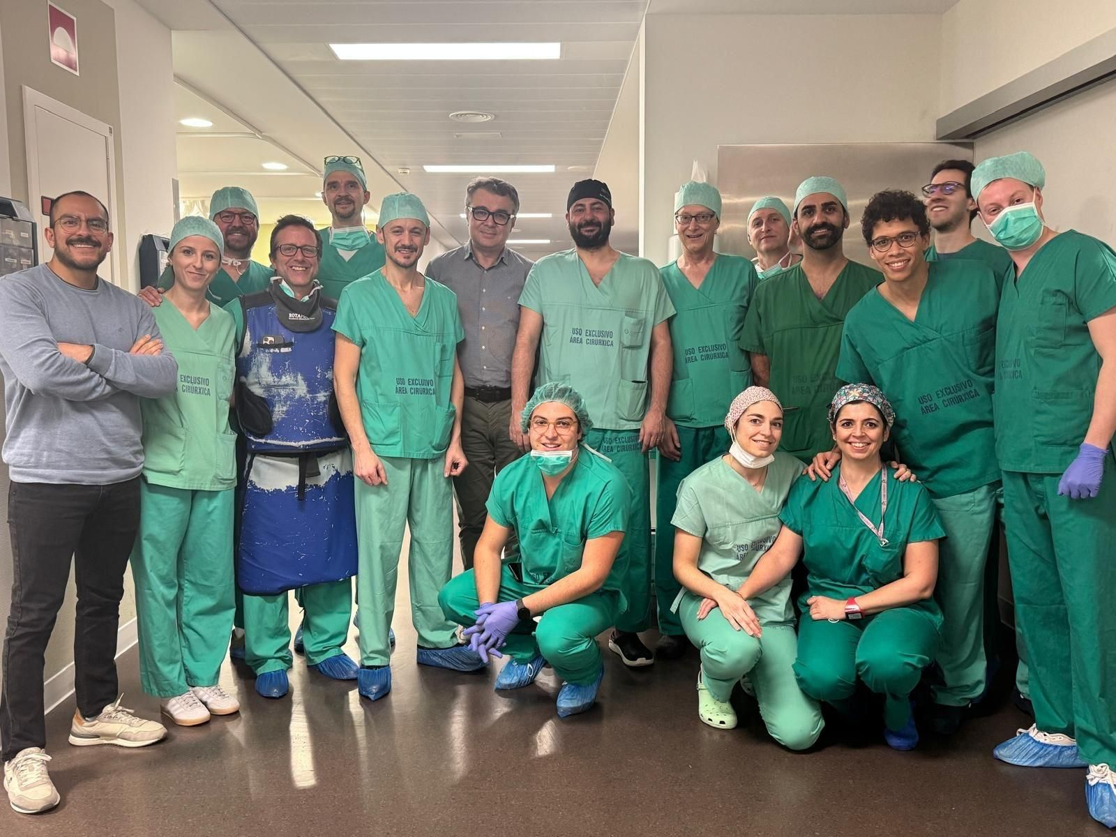 El equipo de intervención quirúrjica del Álvaro Cunqueiro, satisfecho tras la exitosa operación.