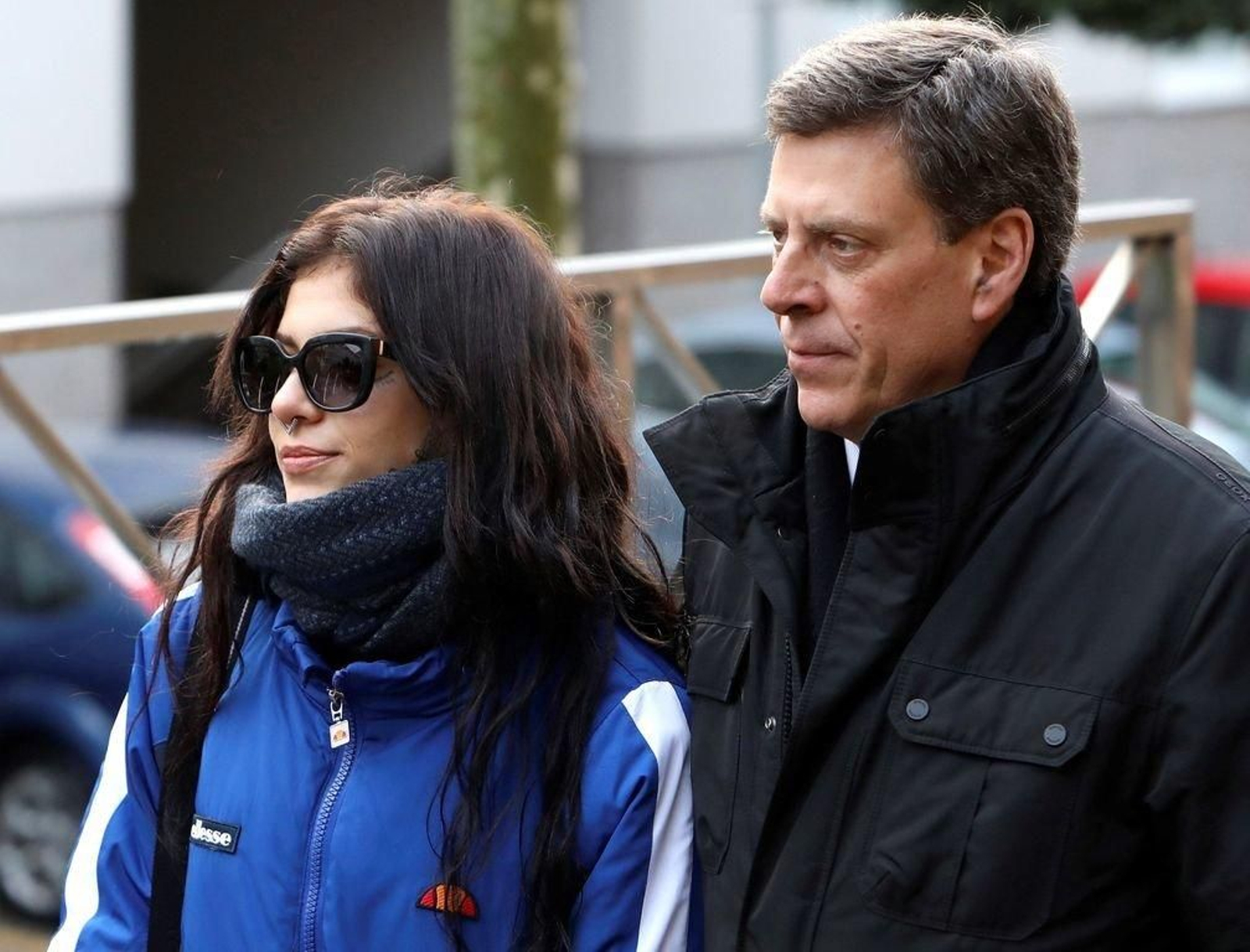 El padre de Diana, Juan Carlos Quer, acompañado por su hija Valeria, a su llegada a los juzgados.