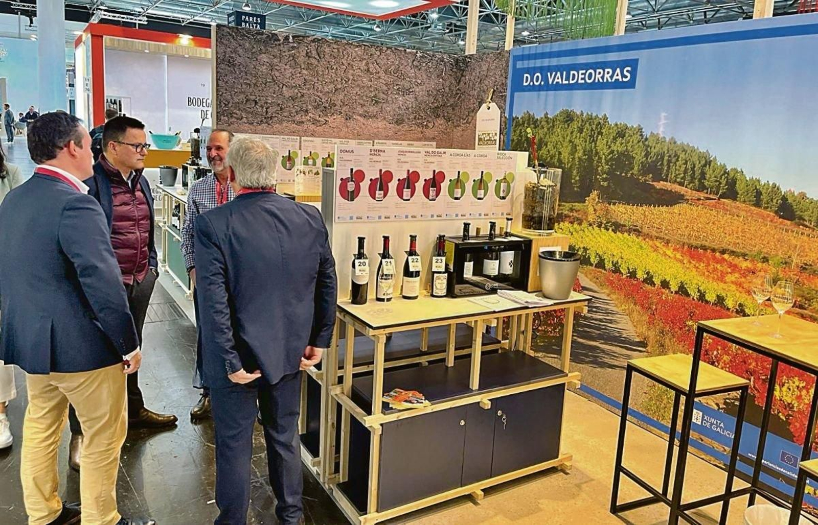 El conselleiro José González, en el stand de la DO Valdeorras en el espacio de la Xunta en Prowein.