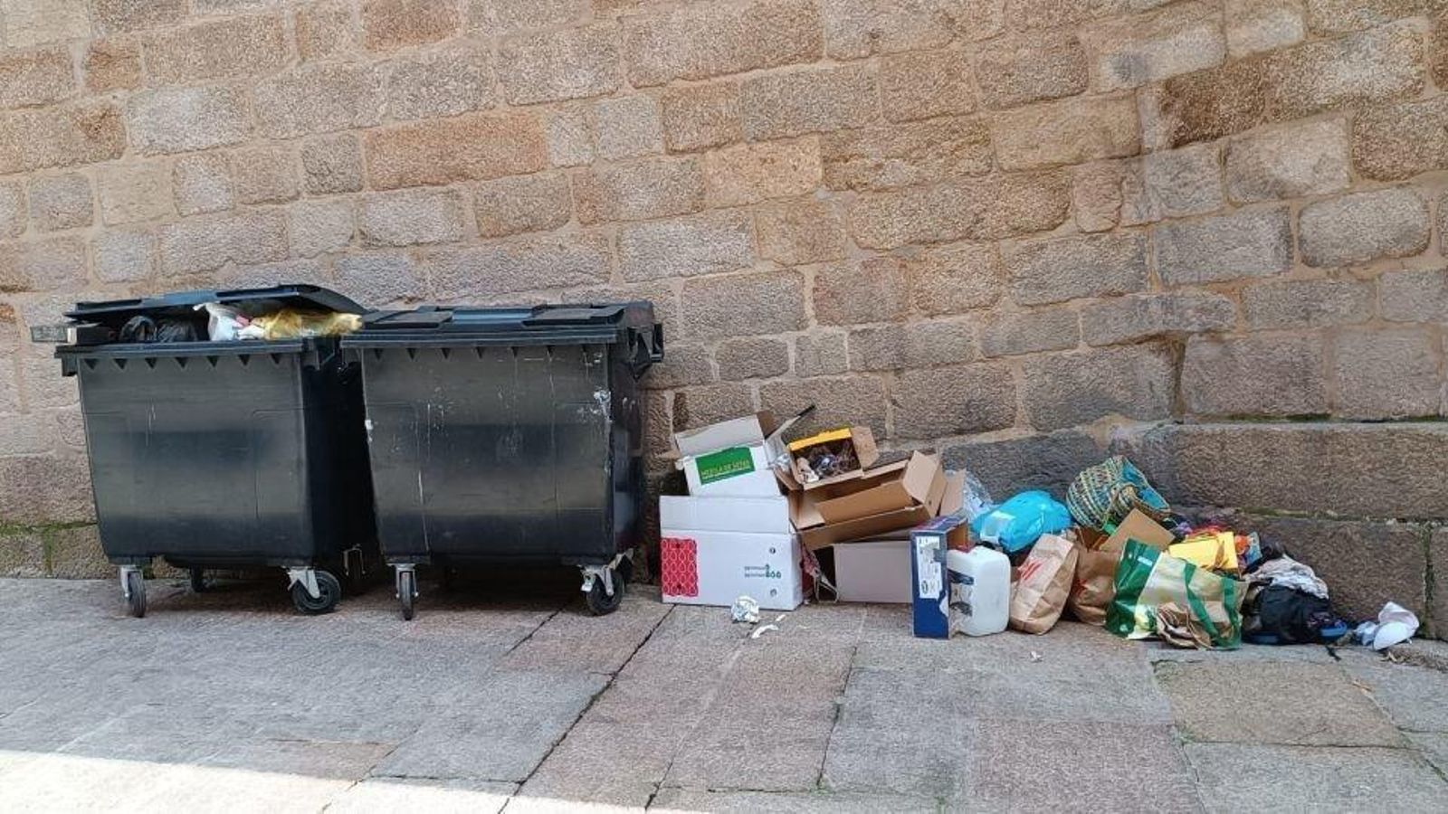 Basura junto a la Catedral de Ourense.