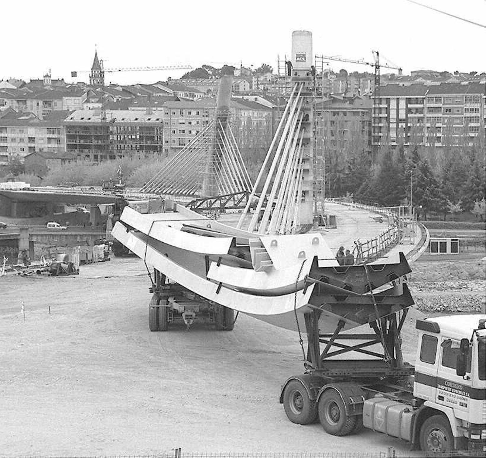 La construcción del emblemático Puente del Milenio hace 25 años cambiaba el skyline de Ourense, en fotos