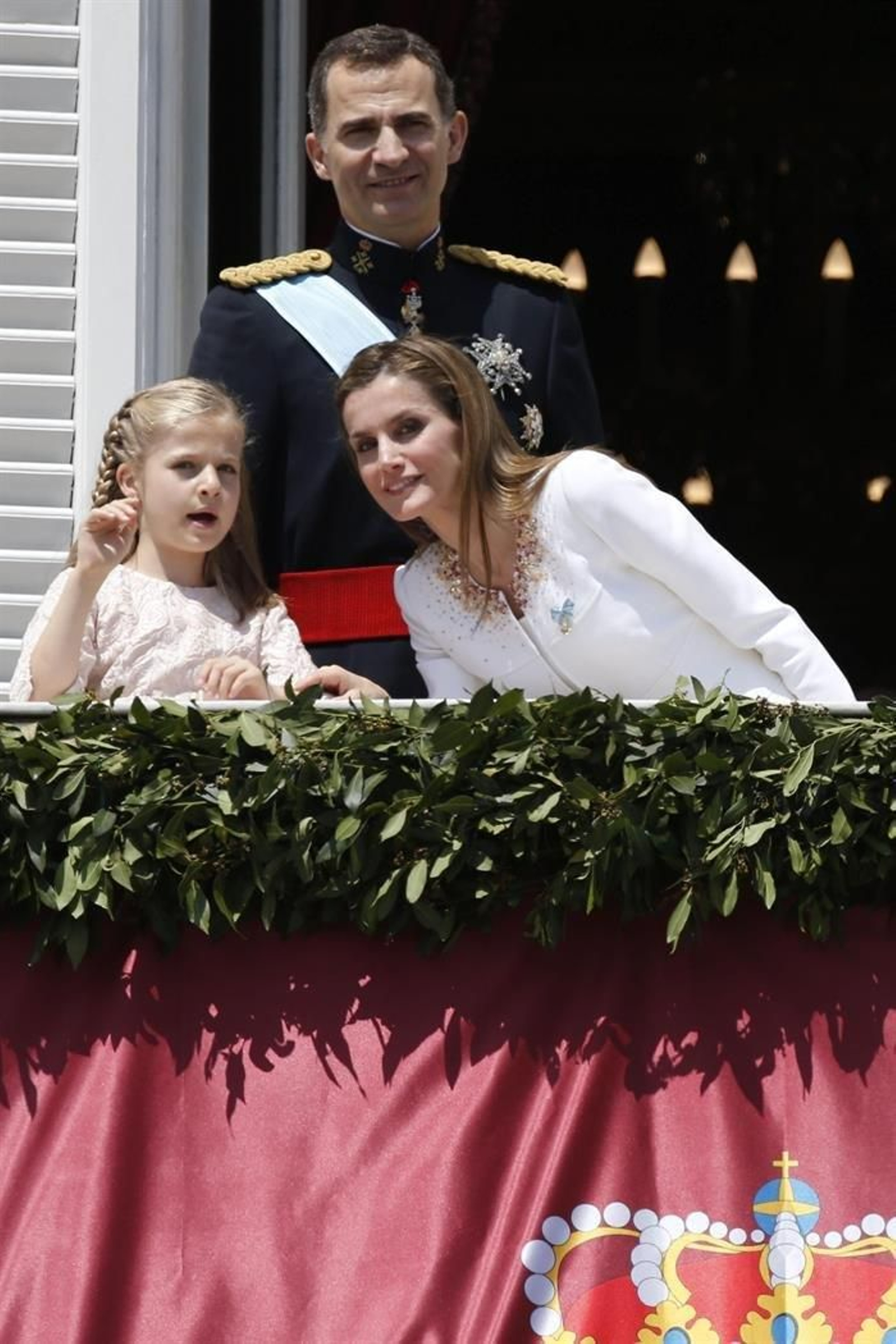Los Reyes Felipe VI y Letizia, junto a la princesa Leonor, en el balcón central del Palacio Real