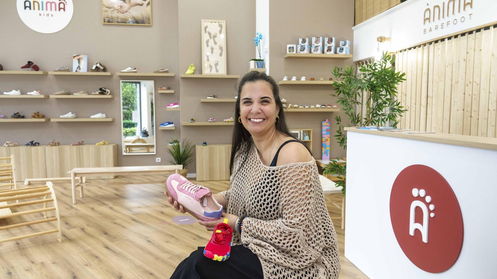 Estela Zarandón, de la zapatería Anima Barefoot en la calle Álvaro Cunqueiro.
