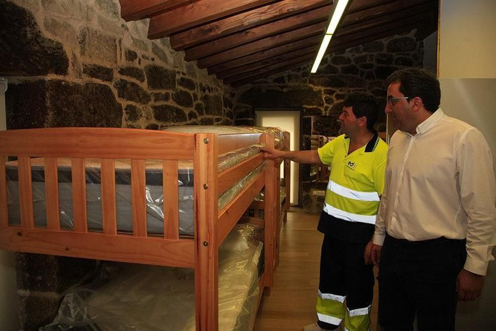 El alcalde de Xinzo, a la derecha, junto con un técnico de mantenimiento, en su visita a las instalaciones.