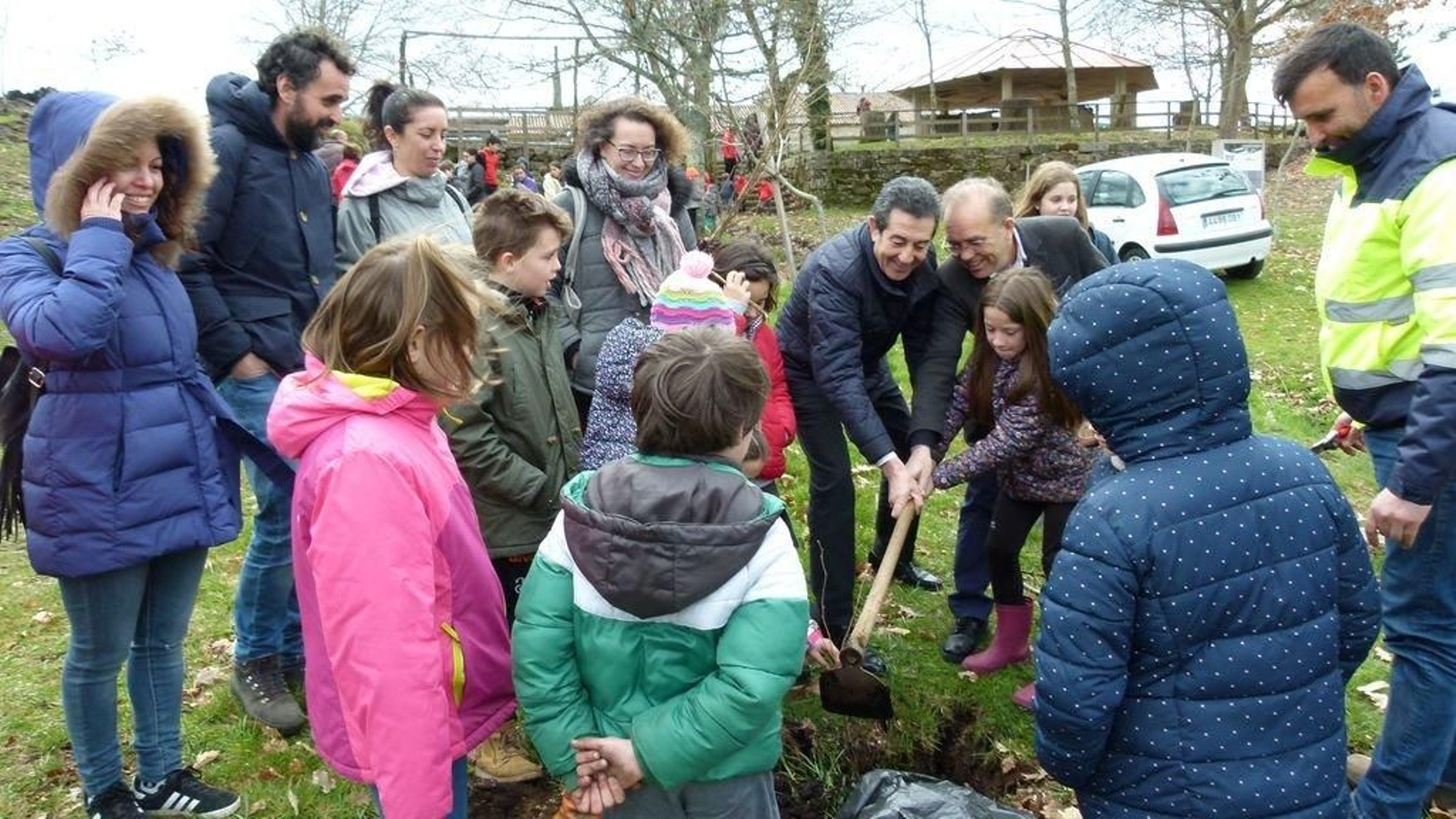 Escolares aprendiendo a plantar árboles en compañía de Rerepreas y Cristina Fernández.