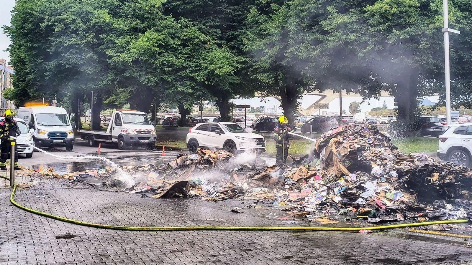 Bomberos de Pontevedra apagaron el fuego de la carga de un camión.