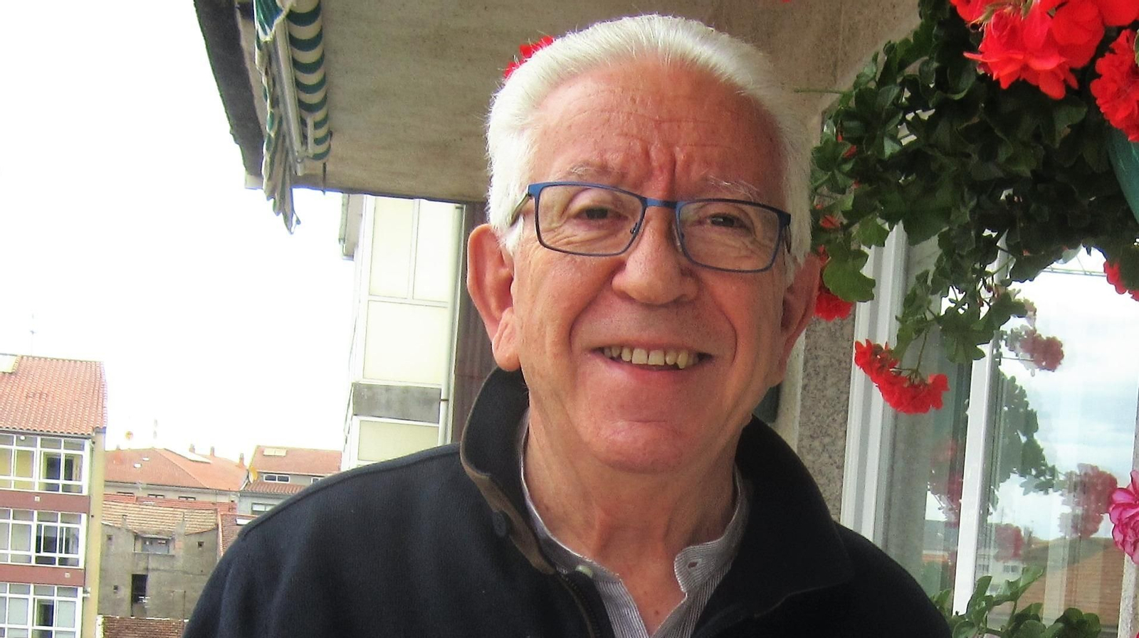 Edelmiro Martínez cun exemplar do seu último traballo.