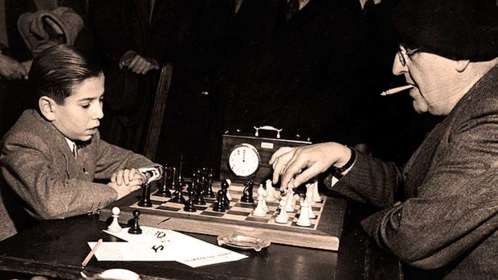 El niño español Arturo Pomar y el maestro ruso Ossip Bernstein, ante el tablero de ajedrez.