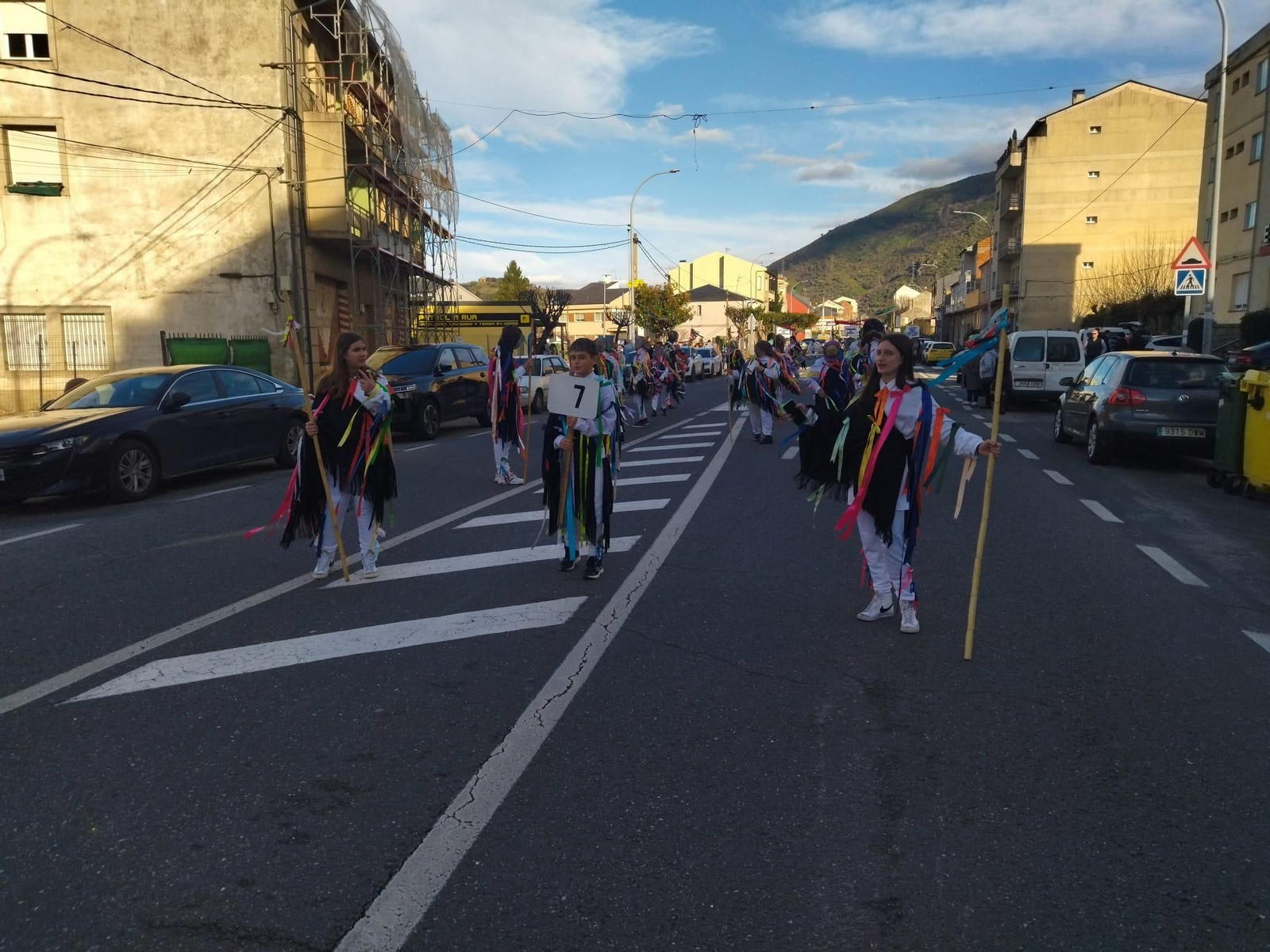 A Rúa / Música, paparota y mucho colorido en Valdeorras.