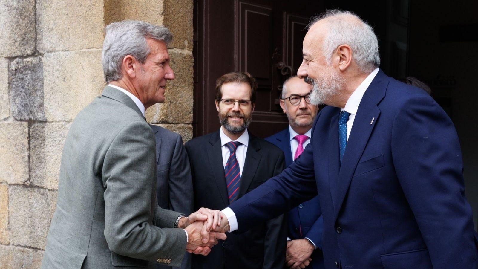 Rueda saluda a representantes del Clúster de la Madera en su 25 aniversario, en Vigo.