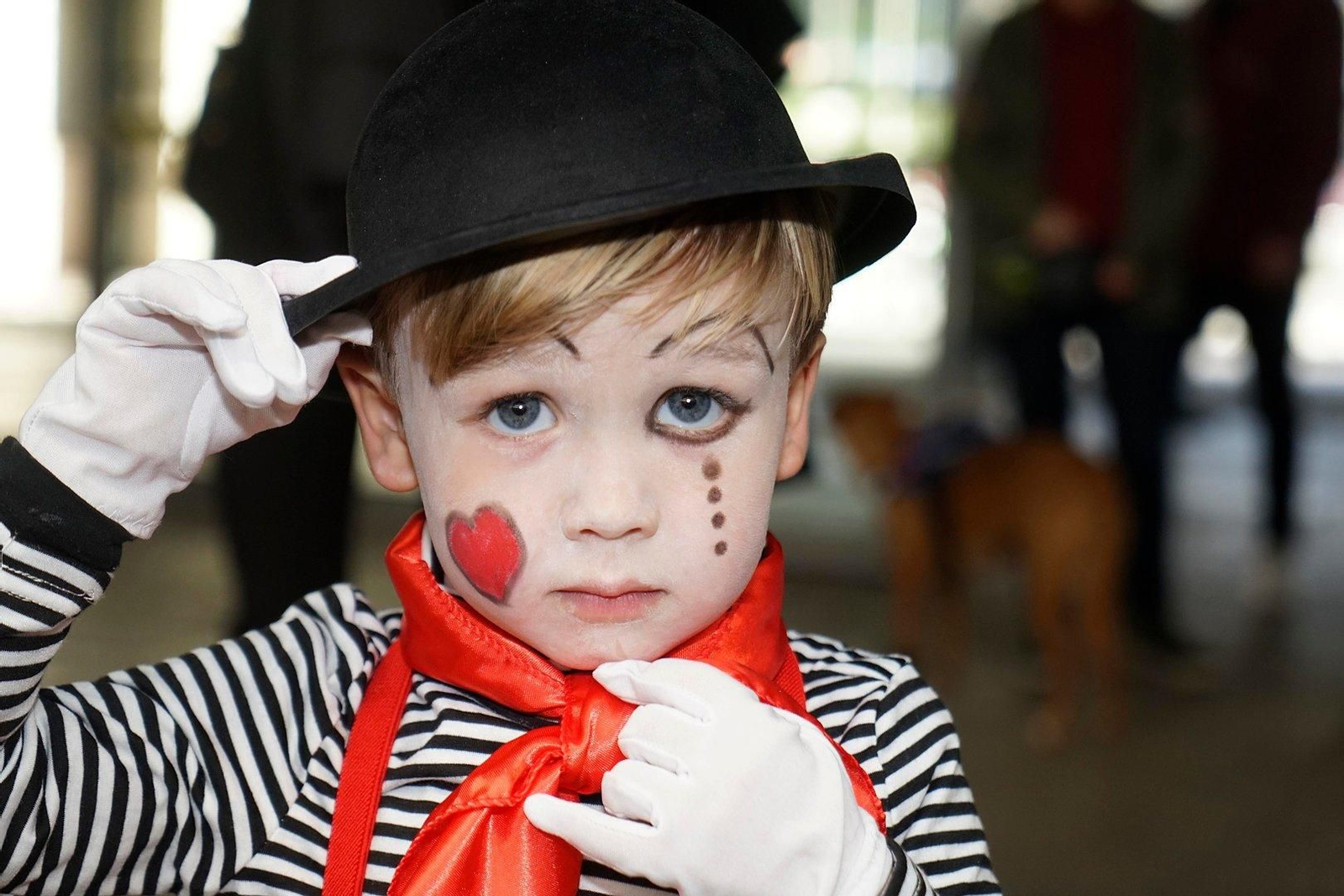 Un pequeño mimo metido en el papel en el concurso de disfraces del Entroido de Vigo.