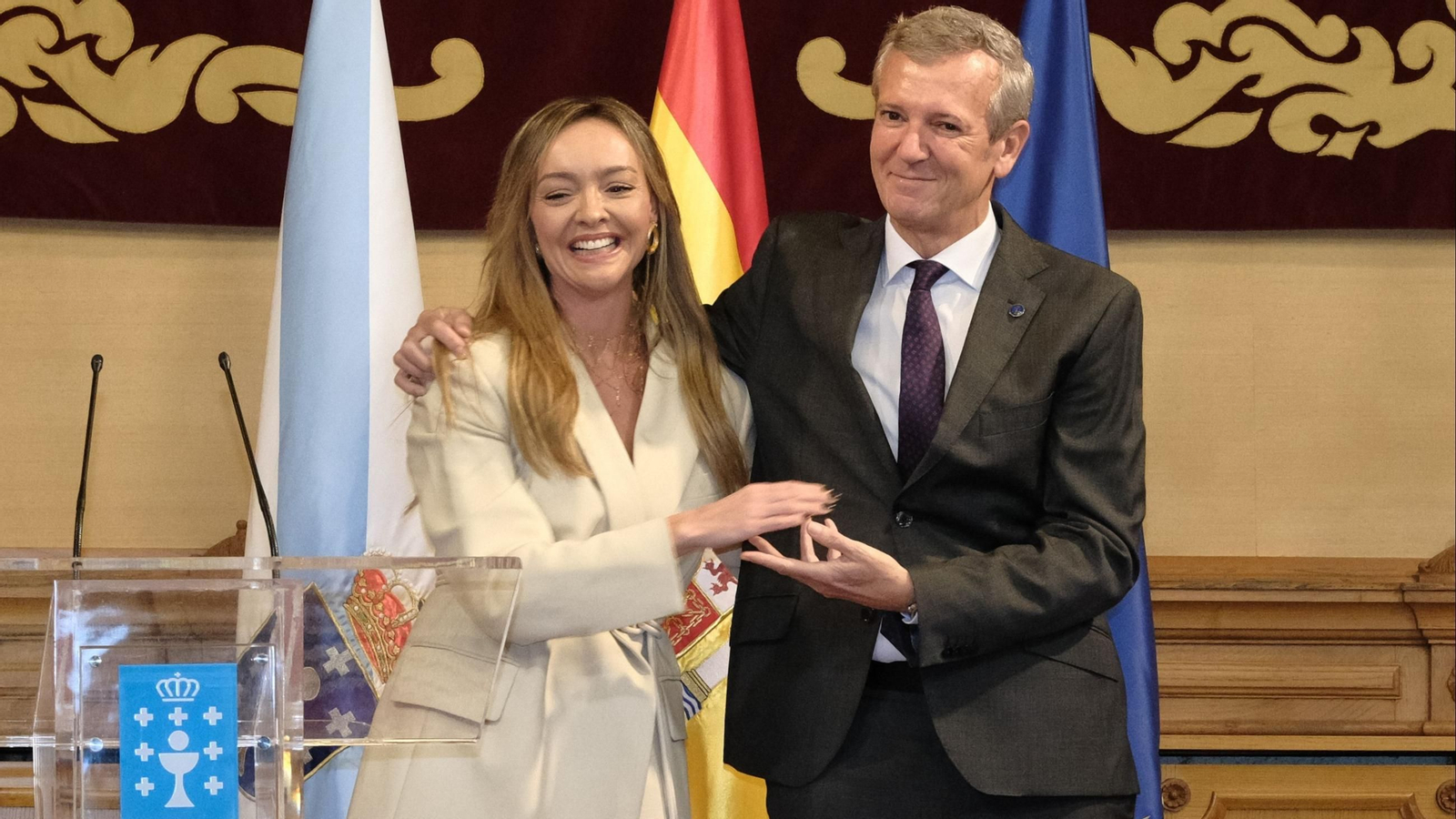 El presidente de la Xunta, Alfonso Rueda, y la consellera saliente Fabiola García durante la toma de posesión de los nuevos conselleiros de la Xunta de Galicia