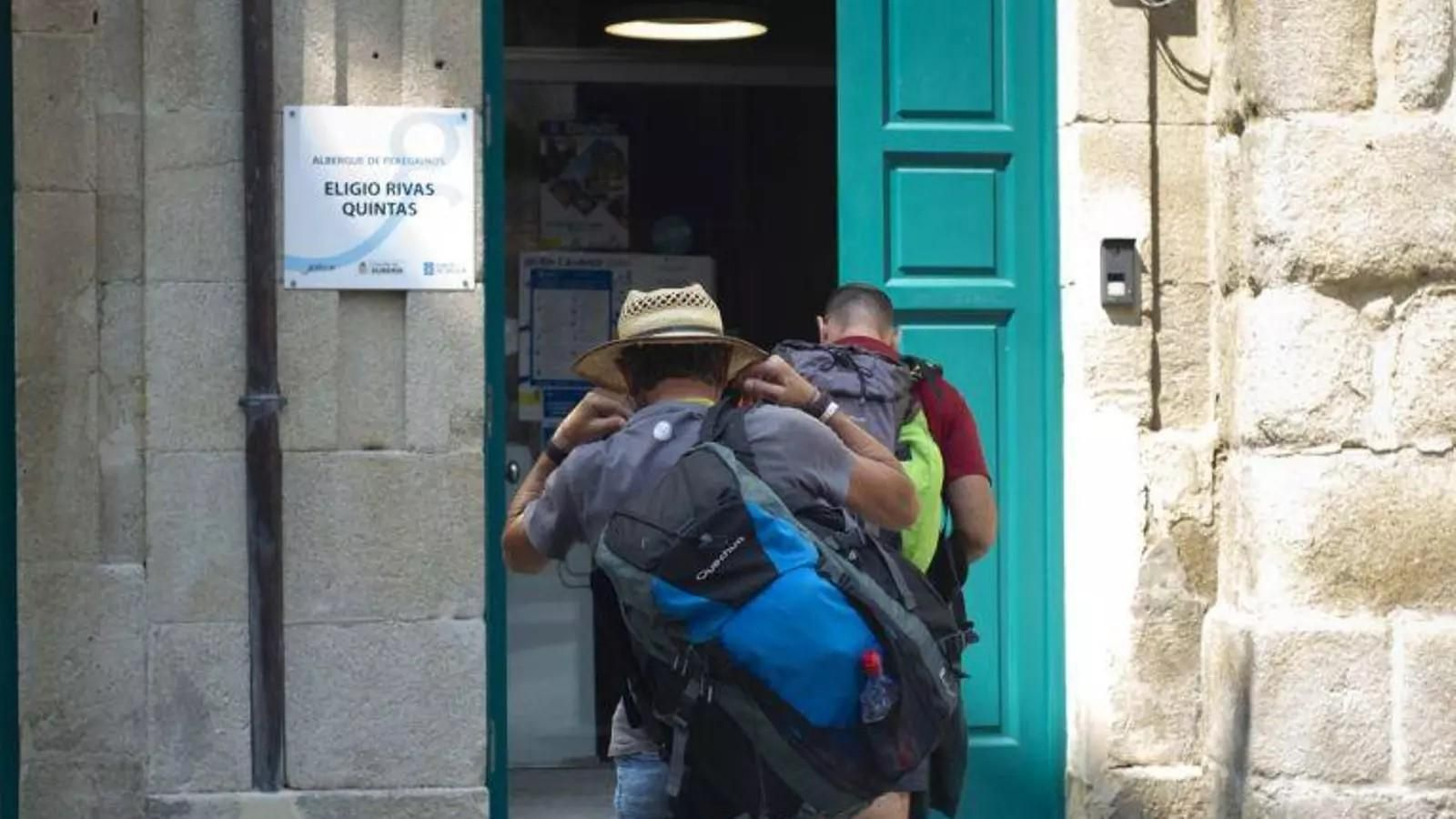 Un grupo de peregrinos entra al albergue de la ciudad.
