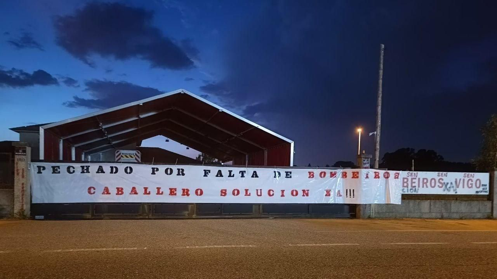 El parque de bomberos de Coruxo, cerrado por las protestas.