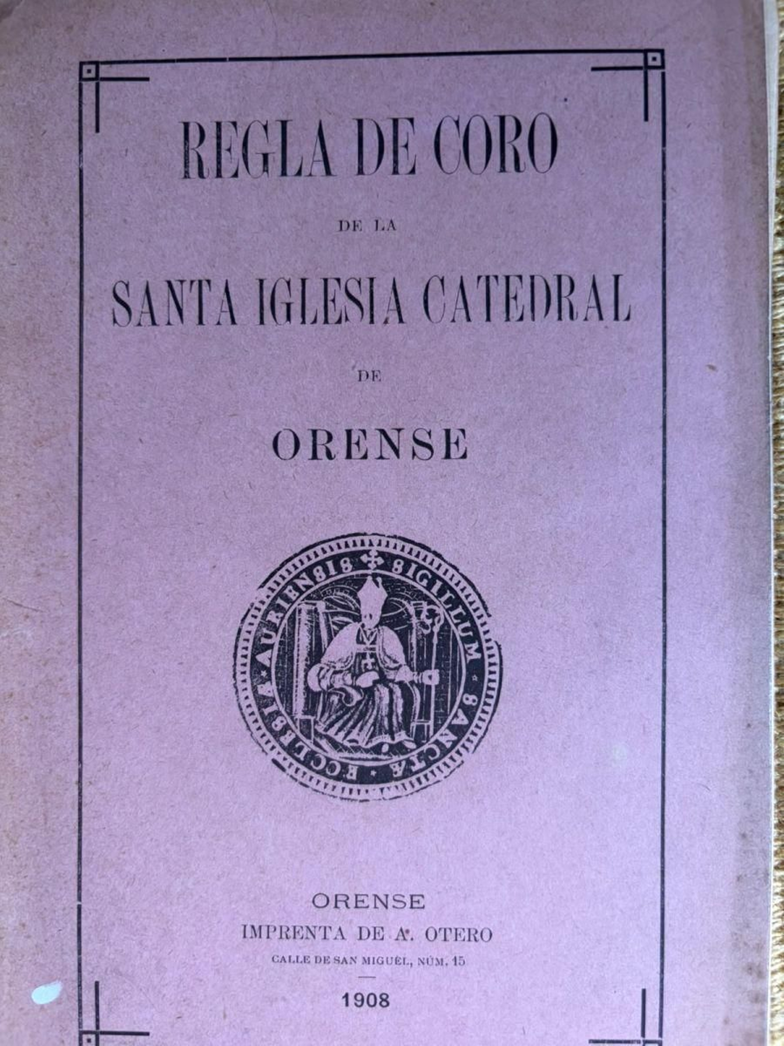 Este libro contiene las normas por las que se regía el coro de la Catedral: cuándo actuar, cómo vestir, qué cantar, étc.