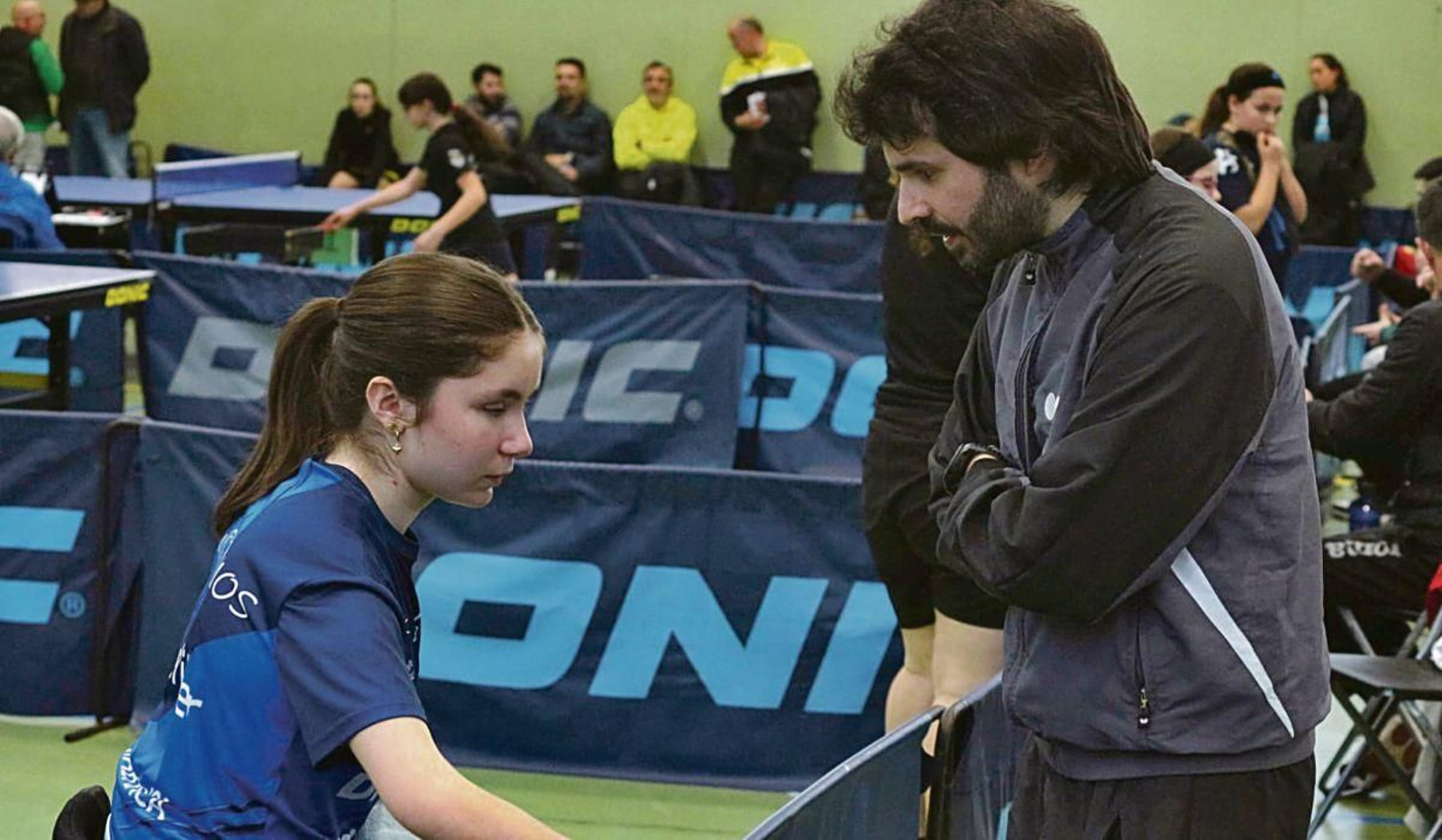 Samuel Pereiro, entrenador de Martina, dándole instrucciones.