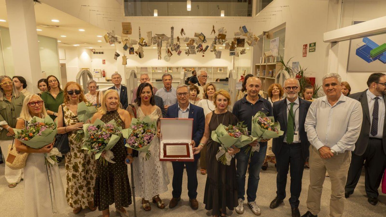 Autoridades y familiares en el homenaje a Marita Souto.