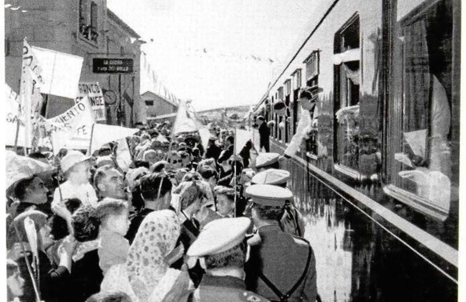 Una imagen de los pasajeros despidiéndose de sus familias.