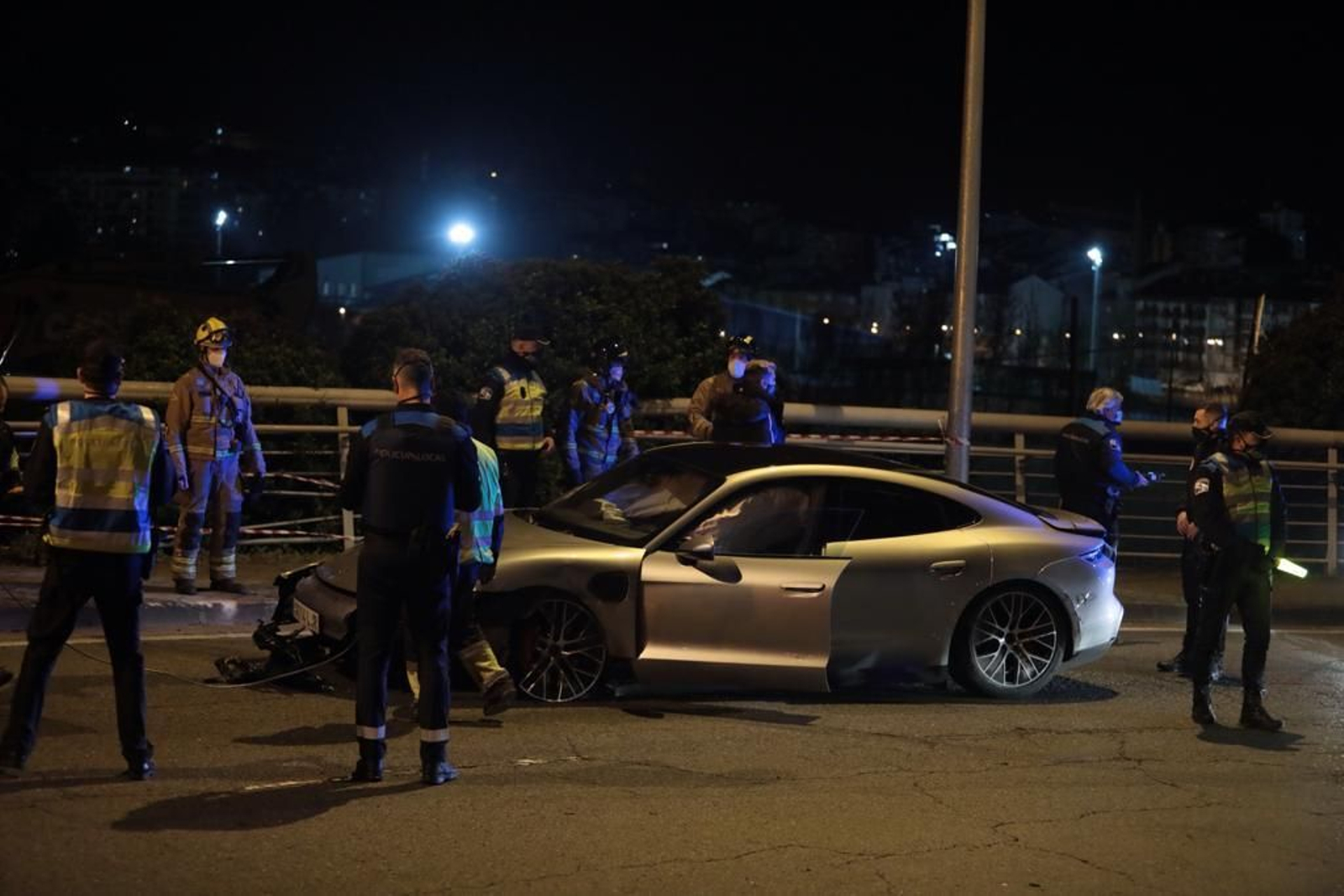 El coche accidentado en Ourense (JOSÉ PAZ)