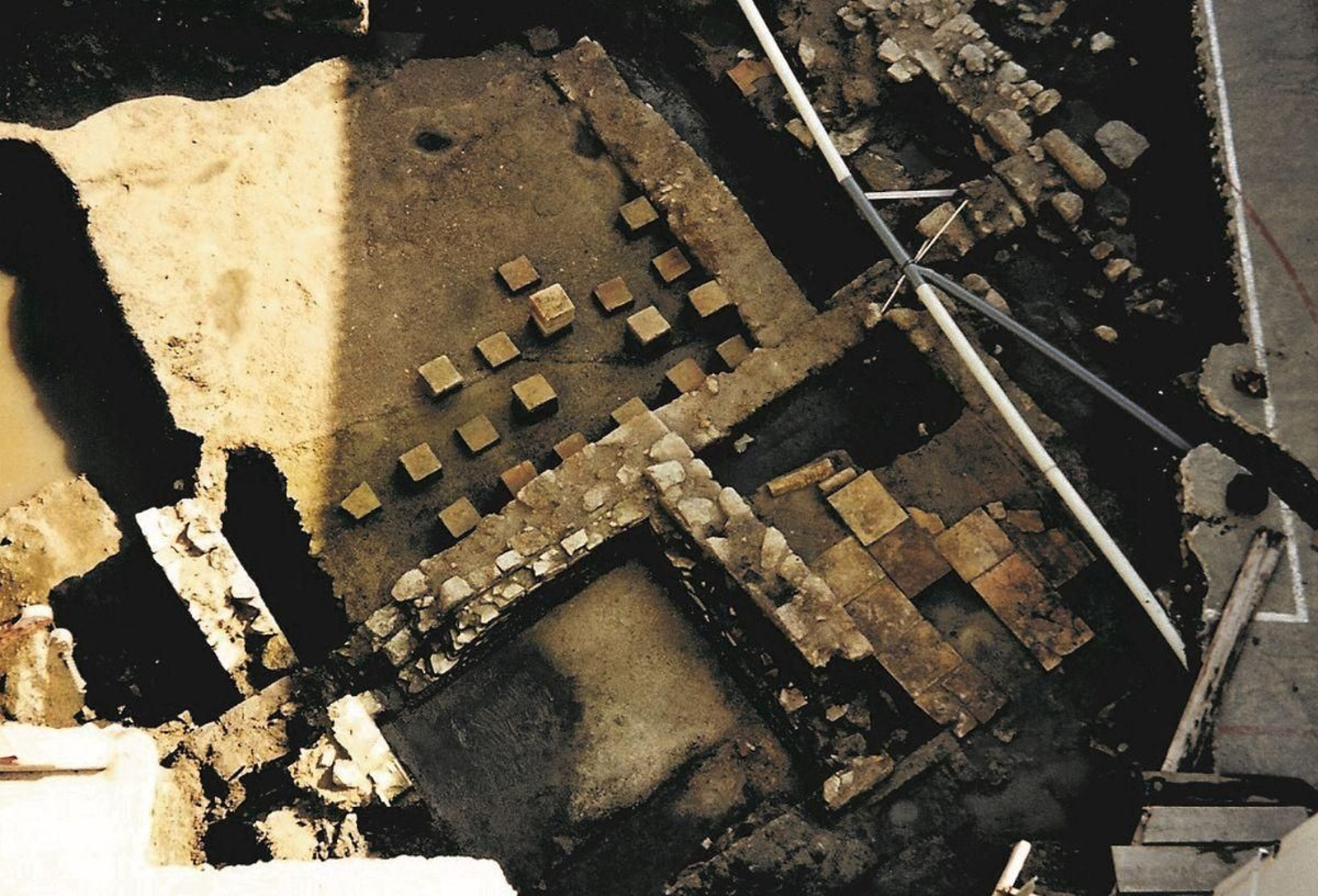 Restos termais descubertos por Luis Orero nas Josefinas.