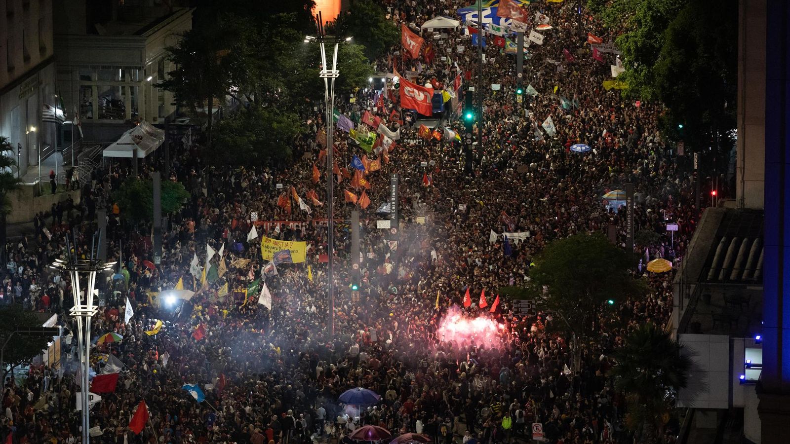 Miles de personas se manifestaron para repudiar el intento de golpe de Estado. // EFE/Isaac Fontana