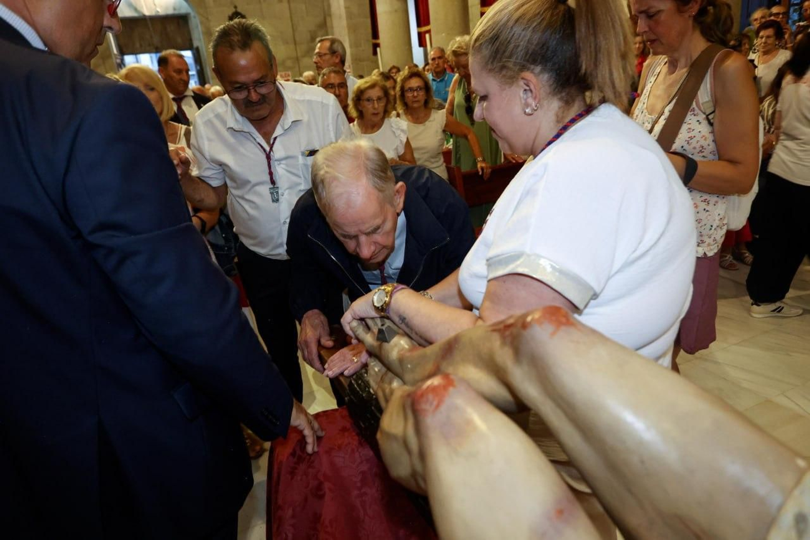 Galería | Vigo vive el pregón y el descendimiento del Cristo da Victoria