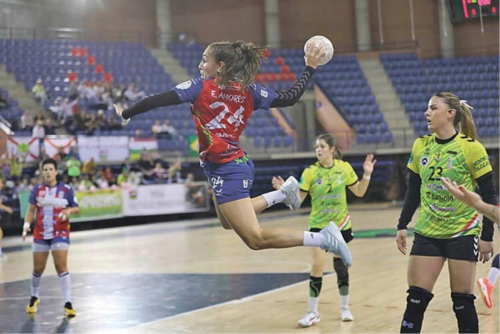 Elena Amores vuela durante el partido de ayer.