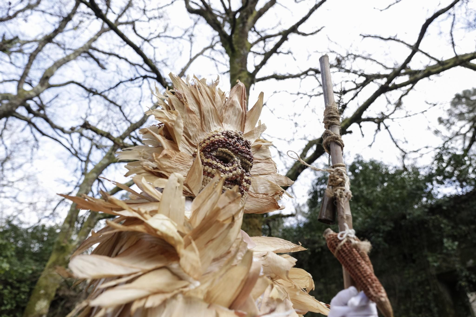 Galería | El follateiro, un traje que encuentra su materia prima en la naturaleza