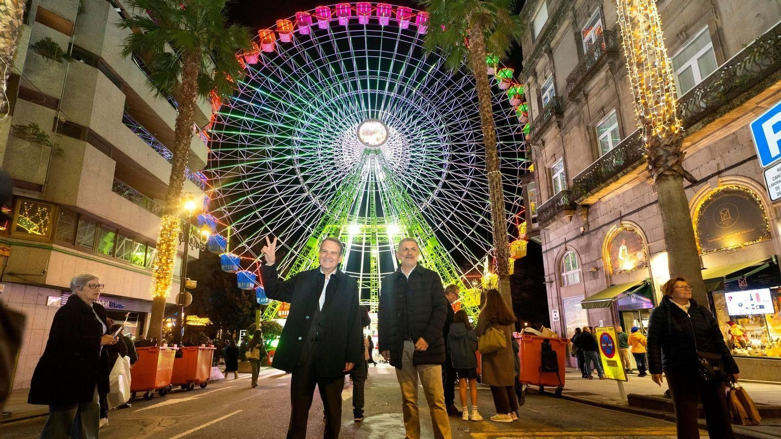 Abel Caballero, con el concejal Ángel Rivas frente a la noria de la Alameda.