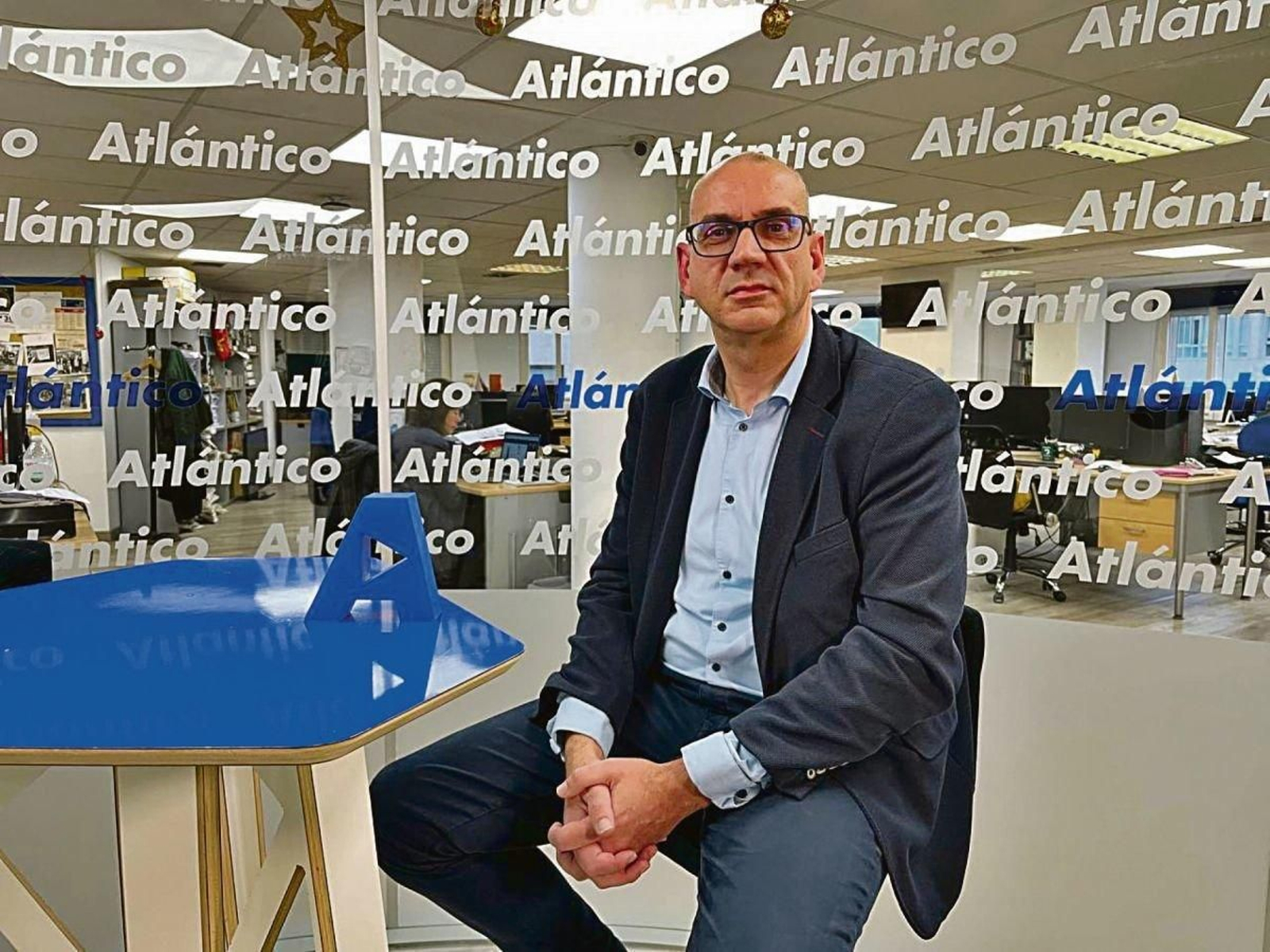 Alberto Vaquero en el set de Atlántico TV.