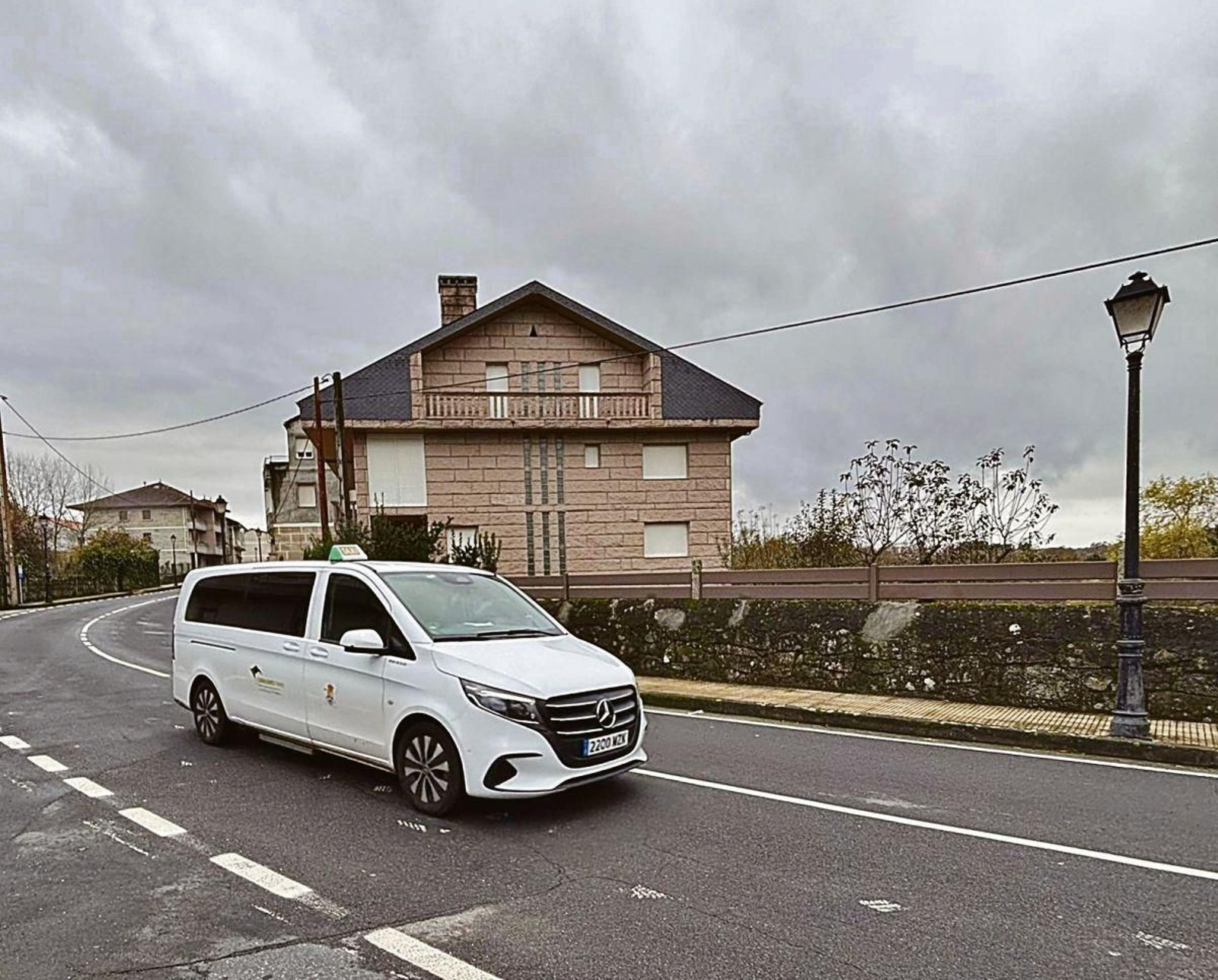 El taxi de Baños de Molgas a su paso por la villa.