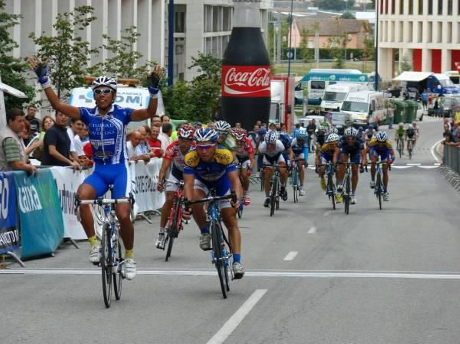 Flores (Ciudad de Oviedo) se impuso en un ajustado esprint al colombiano William Aranzazu (Azysa).  Foto: Lydia Miranda