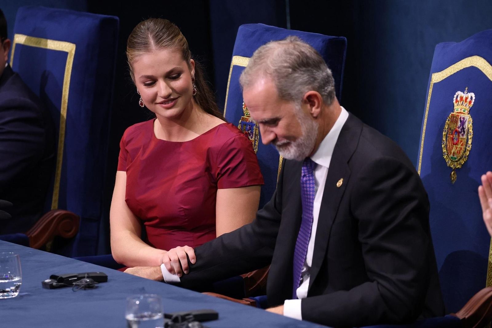 La princesa Leonor y el rey Felipe VI comparten confidencias durante los Premios Princesa de Asturias.