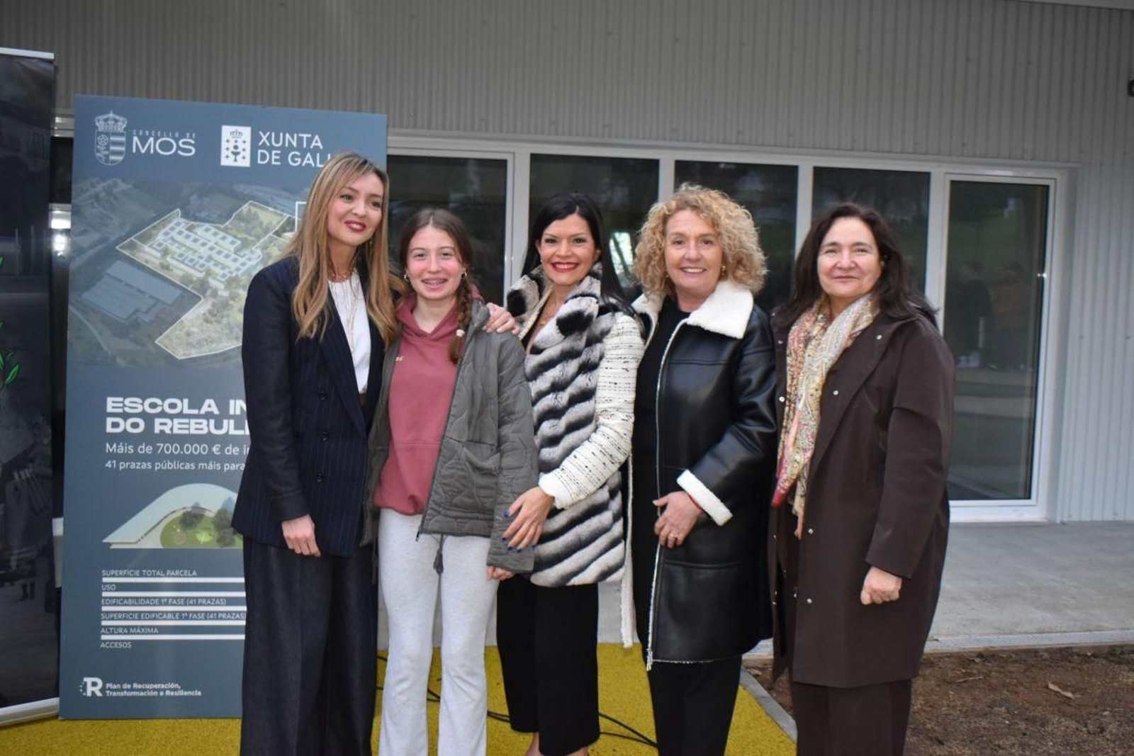 Fabiola Garcia con Nidia Arévalo, Feli Rodríguez y Ana Ortiz, ayer en la nueva Escola Infantil do Rebullón.